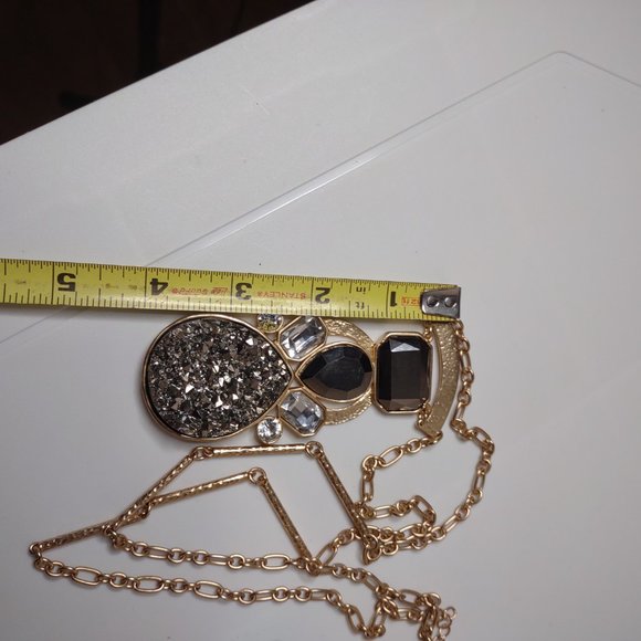 Gold Tone Metal And Plastic Large Pendant Necklace Adjustable 34.5 To 38 Inches - Picture 11 of 11
